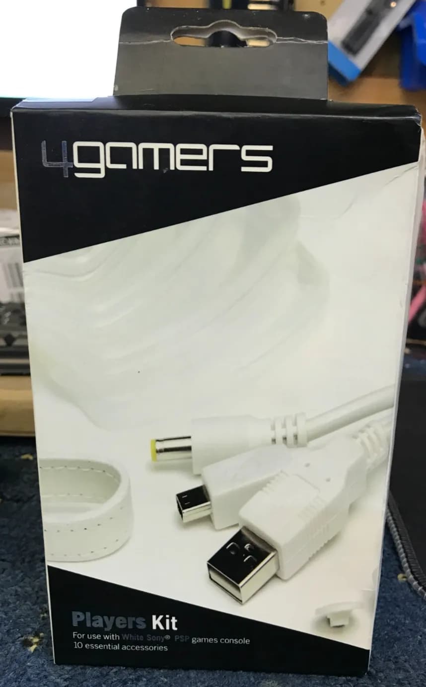 4GAMERS SONY PSP PLAYERS KIT CHARGER UMD DISC CASES ETC